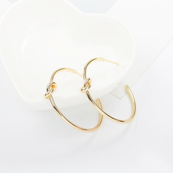Gold knot hoop earrings - Picture 4 of 7